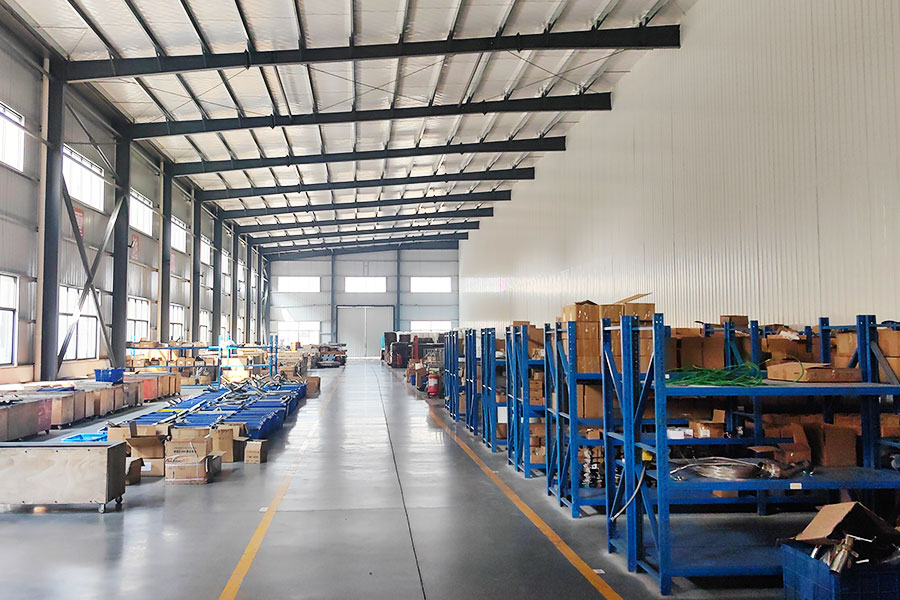 Vista interna de galpão com áreas de produção e armazenagem