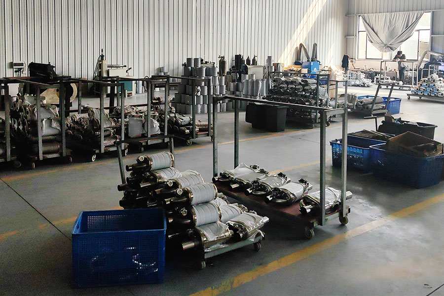 Área de produção com componentes automotivos organizados por processo